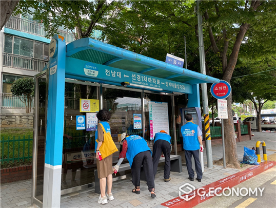 사진= 여수시가 유치원 코로나19 집단감염 등 확산으로 사회적 거리두기를 3단계로 격상하자 23일 섬섬여수 세계로 3대 시민운동 미평동 실천본부가 바이러스의 지역 내 감염 추가 확산을 막기 위해 중점 방역 활동에 나섰다.