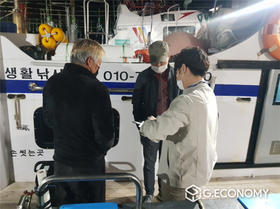 사진=지난 5월 국동항에서 여수시 관계자가 낚시어선 안전 점검 및 방역수칙 준수 여부 새벽 점검을 하고 있다.