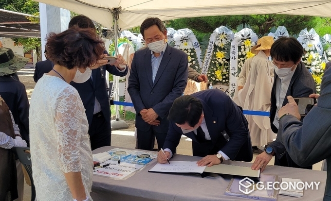 월주(月珠)스님 분양소 찾은 김두관 의원, 영정 앞 손모아 삼배 추모(사진=지이코노미)