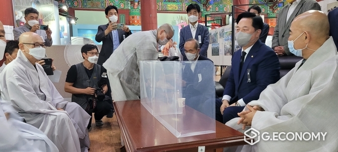 월주(月珠)스님 분양소 찾은 김두관 의원, 영정 앞 손모아 삼배 추모(사진=지이코노미)
