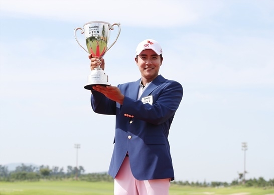 김한별이 우승트로프를 들고 포즈를 취했다. (사진=KPGA 제공)