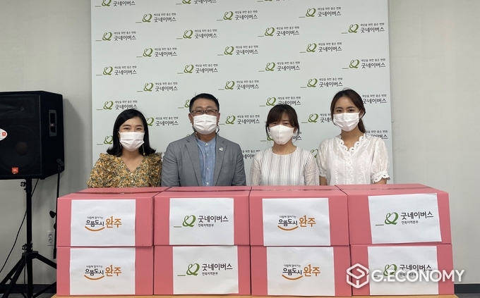 굿네이버스 전북지역본부(본부장 김경환)은 완주군 드림스타트(군수 박성일)와 함께 완주군 내 위기가정 여아가정의 경제적 부담 감소를 위해 생리대 키트를 전달했다고 30일(금) 밝혔다.(사진제공=굿네이버스전북지역본부)