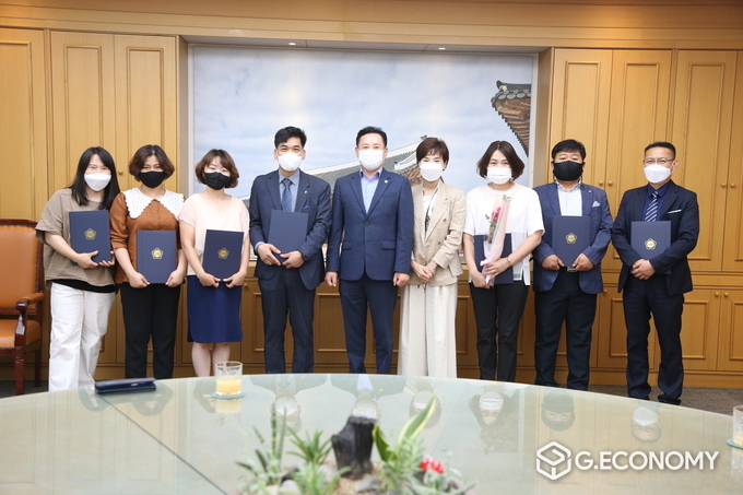 김이재 의원, 서신동 주민자치위원회 마을계획 추진단 지역사회 발전 표창(사진=전북도의회)