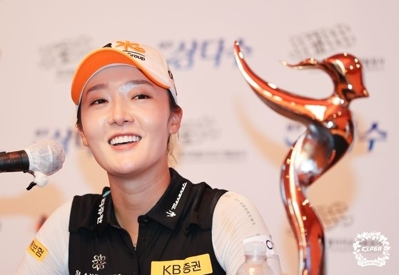 오지현이 KLPGA 정규투어 '제주 삼다수 마스터스'에서 우승한 후 기자회견을 갖고 있다. (사진 :KLPGA)