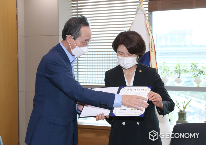 송하진도지사, 댐 하류 수해보상관련 환경부장관에게 건의문 전달(사진=전북도청)