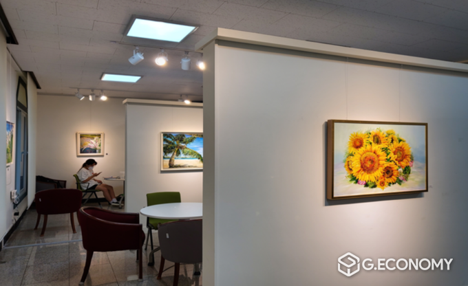 JB Dream Gallery 안은영 작가 초대전 / 서로 어우러져 인간관계를 형성하는 조화로운 세상처럼 시들지 않는 꽃을 보며 공감과 소통이 되는 초대 전시 열어(자료제공=전라북도서울장학숙)