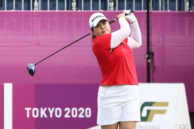 올림픽 2연패를 노리는 박인비가 4일 일본 사이타마현 가스미가세키 컨트리클럽에서 열린 도쿄올림픽 여자골프 1라운드 1번홀에서 티샷하고 있다. (사진 :연합뉴스)