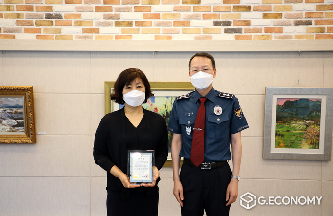 이형세 전북경찰청장... 윤미선 작가에게 감사장 전달(사진=전라북도 경찰청)