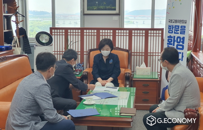 황숙주 순창군수 국가예산확보위해 진선미 국토교통위원장 면담(사진=순창군청)