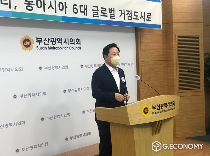 더불어민주당 대선 예비후보 김두관 의원이 부산 기자회견을 통해 기자회견을 통해 부울경 메가시티를 동아시아 6대 거점도시로 만들겠다고 부산시 의회에서 밝혔다.(사진=김두관 의원실)