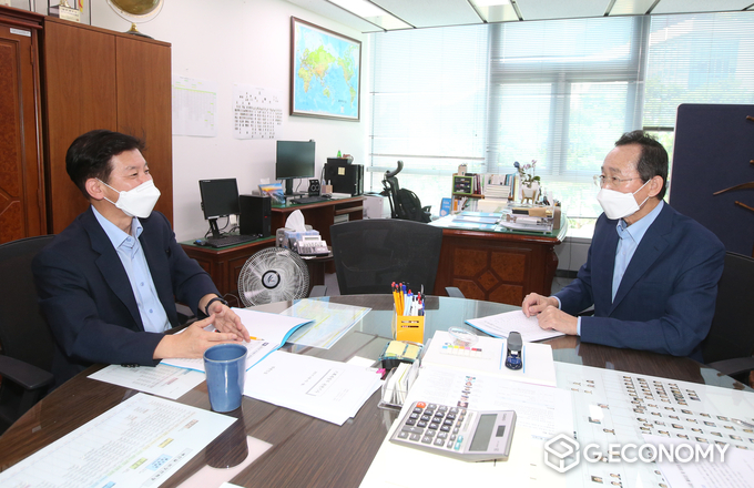 송하진 도지사는 9일 정부세종청사 기획재정부를 방문하여 최상대 예산실장과 한 훈 차관보를 차례로 면담 을 갖고, 새만금 수질개선, 신산업지도 동력사업, 문화관광, 농생명산업 등 도정 핵심 분야별로 타깃사업을 선정해 2022년 정부예산 반영을 강력히 요청하고 있다.(사진=전북도청)