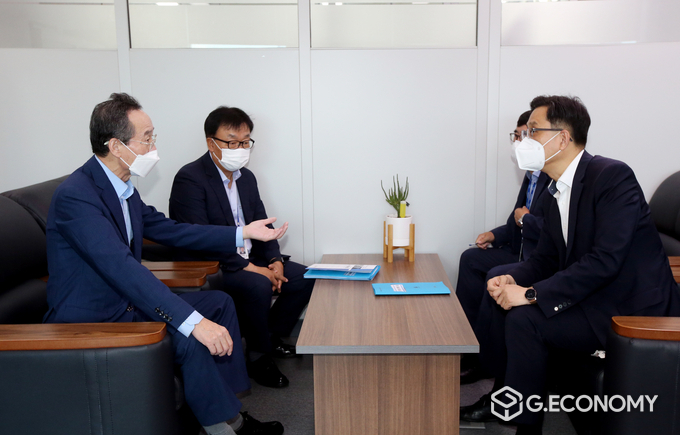 송하진 도지사는 9일 정부세종청사 기획재정부를 방문하여 최상대 예산실장과 한 훈 차관보를 차례로 면담 을 갖고, 새만금 수질개선, 신산업지도 동력사업, 문화관광, 농생명산업 등 도정 핵심 분야별로 타깃사업을 선정해 2022년 정부예산 반영을 강력히 요청하고 있다.(사진=전북도청)
