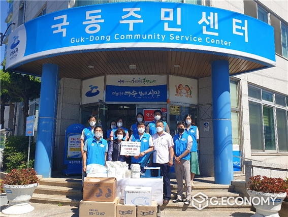 사진=여수시 국동 소재 구봉새마을금고는 지난 9일 코로나19 극복 후원물품 전달식을 갖고 120만 원 상당의 방역약품을 포함한 방역소독기와 식재료 소분용 진공포장기를 국동주민센터에 기부했다.