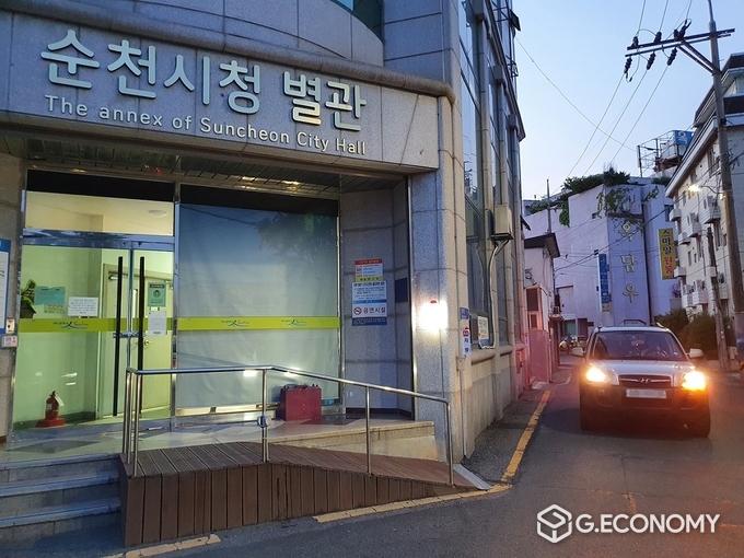 순천시청 별관에 설치된 사각지대 안전표시등