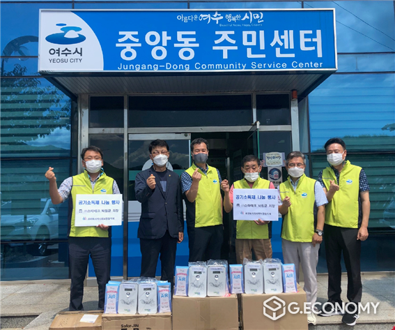 사진= 중앙동지역사회보장협의체 위원들이 ㈜스타테크에서 코로나19 예방을 위해 기부한 300만 원 상당의 공기소독제 30개를 지난 9일 관내 경로당과 주민센터에 설치하며 코로나19 차단에 앞장섰다.<br>
