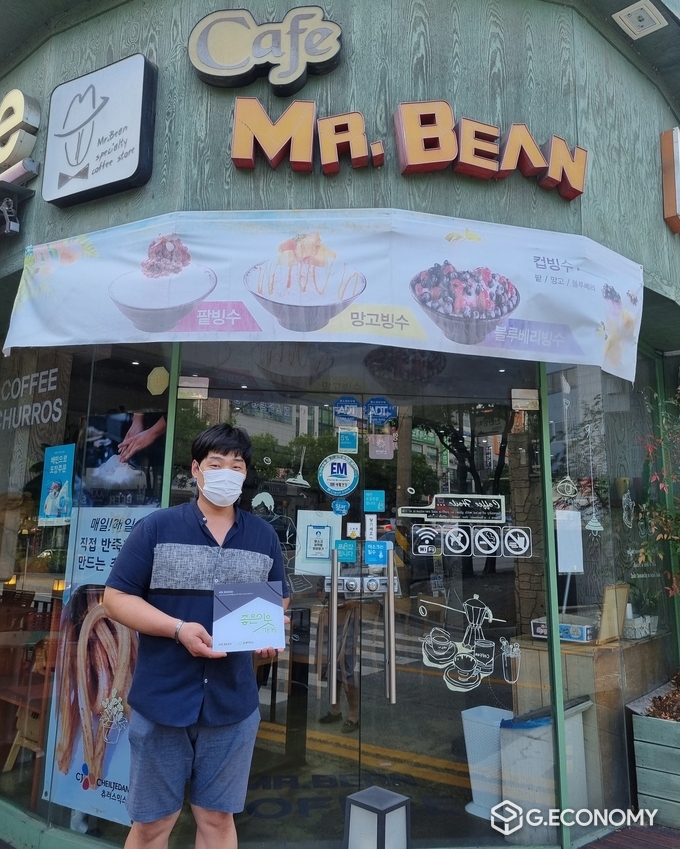굿네이버스 전북중부지부는 전라북도 전주시 덕진구에 위치한 미스터빈과 함께 좋은이웃가게 현판 전달식을 진행했다고 12일(목), 밝혔다. 사진은 좋은이웃가게 현판을 들고 있는 미스터빈 대표 양대영.(사진제공=굿네이버스 전북중부지부)