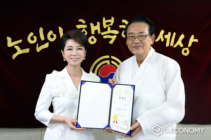 신곡 '평행선', '꽃놀이'로 활발하게 활동하고 있는 가수 문희옥(좌), 대한노인회 중앙회장 김호일 (우)