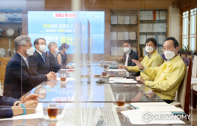 13일 전북도청 회의실에서 송하진 도지사를 비롯해 도내 대학교병원장, 전라북도병원협회장, 전라북도의사협회 및 감염병 관련 전문가 등이 참석한 가운데 코로나19 대응 전문가 자문회의를 가지고 있다.(사진=전북도청)