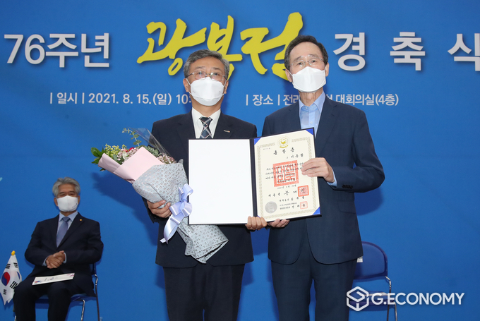 제76주년 광복절 경축식-애족장 독립유공자 故이종철 손 나윤철(사진=전북도청)