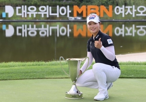 이소미가 우승 트로피를 앞에 놓고 포즈를 취했다. (사진 : KLPGA)