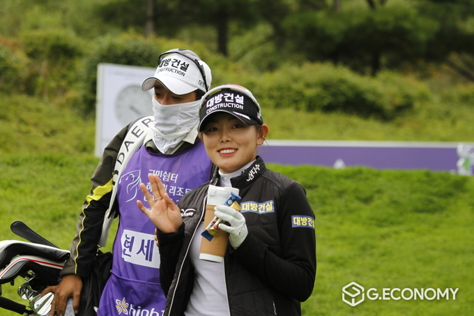 현세린이 1번홀 티샷을 마치고 홀로 이동하며 인사를 하고 있다.