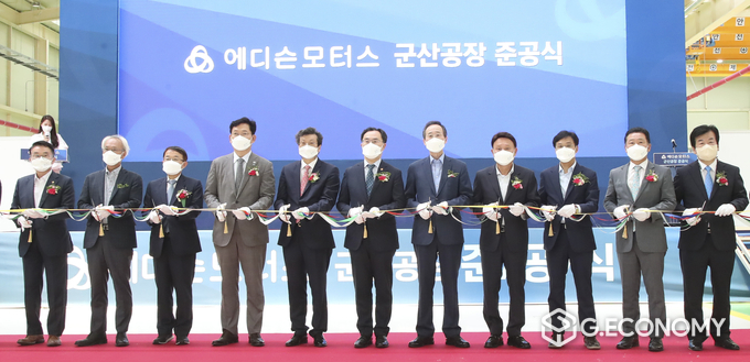 전북 군산형 일자리 에디슨모터스(주) 군산공장 준공식이 19일 새만금산업단지 1공구에서 열린 가운데 송영길 민주당 대표, 문승욱 산업부장관, 송하진도지사, 강영권 에디슨모터스 회장 및 참석자들이 테잎컷팅을 하고 있다(사진=전북도청)
