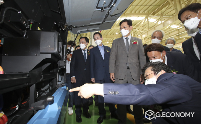 전북 군산형 일자리 에디슨모터스(주) 군산공장 준공식이 19일 새만금산업단지 1공구에서 열린 가운데 송영길 민주당 대표, 문승욱 산업부장관, 송하진도지사, 강영권 에디슨모터스 회장 및 참석자들이 에디슨모터스 생산 차량 및 생산라인을 둘러보고 있다(사진=전북도청)