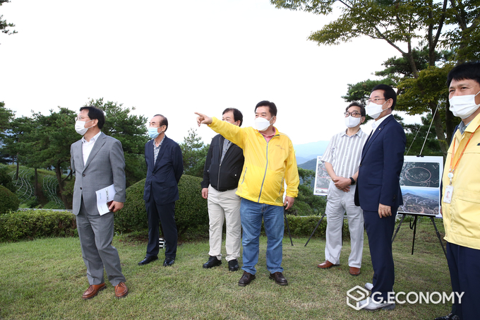 사진=구충곤 화순군수, 사평면 민간 자연휴양림 예정지 점검