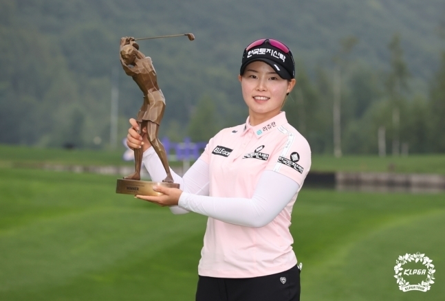 우승 트로피를 들고 미소 짓고 있는 임희정 (사진 : KLPGA)