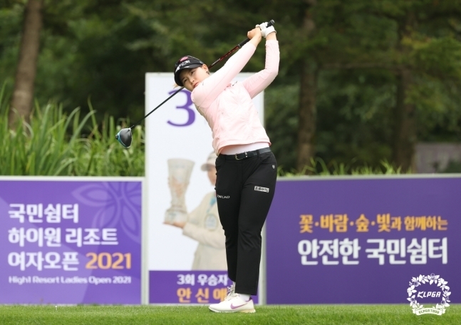 임희정이 힘차게 티샷을 하고 있다 (사진 : KLPGA)