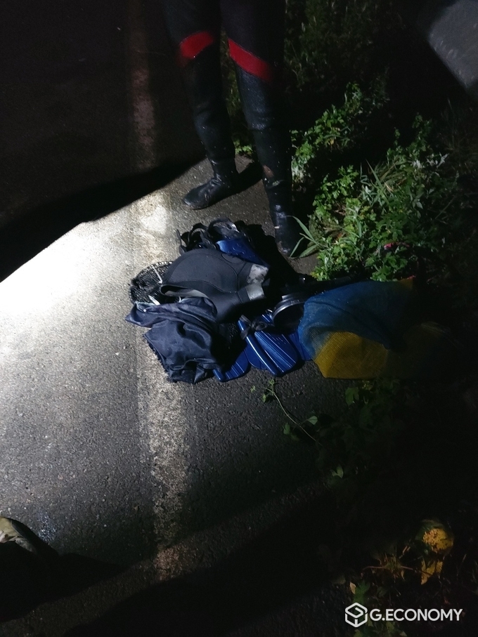 잠수복과 오리발로 무장한 불법채취 현장의 모습
