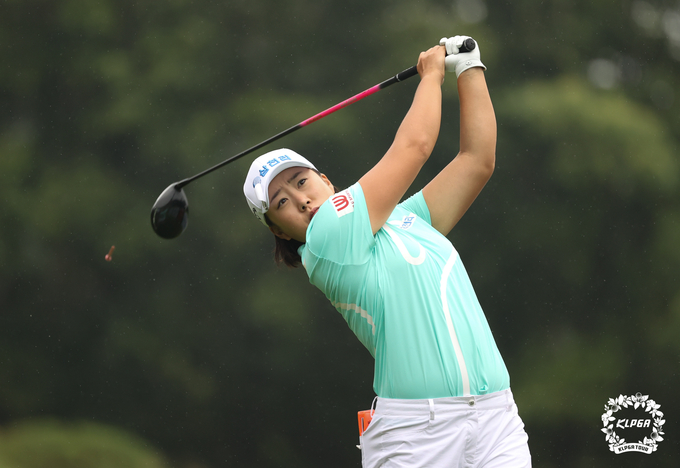 김해림이 '한화클래식 2021' 2R 11번 홀에서 티샷을 하고 있다.(사진 : KLPGA)