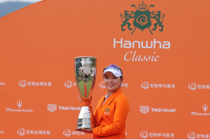 KLPGA 투어 '한화클래식2021' 우승자 이다연이 우승트로피를 들고 포즈를 취했다. (사진 : 한화큐셀)