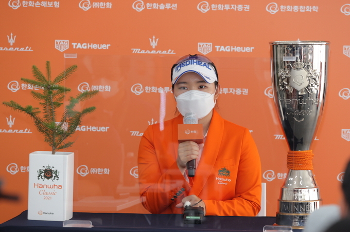 이다연이 우승 후 기자회견을 하고 있다. (사진 : 한화큐셀)