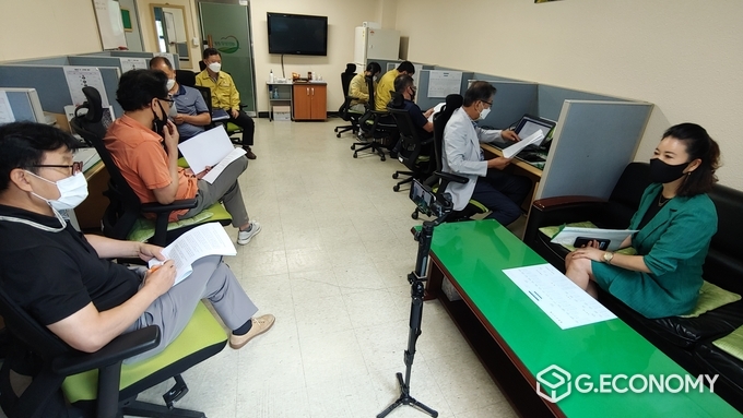 정은교 의원이 31일 영동군 기자실에서 기자회견을 하고 있다./전국연합뉴스 = 이승주 기자