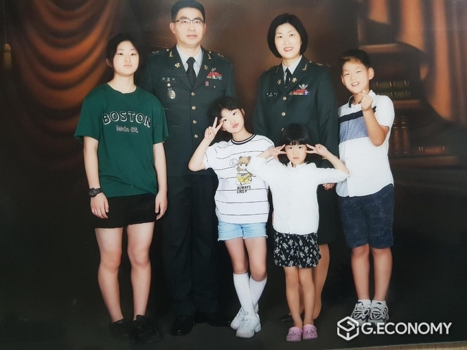 곽오숙 상사, 김정규 원사, 그리고 네 자녀들과 함께 찍은 가족사진 (사진=육군35보병사단)
