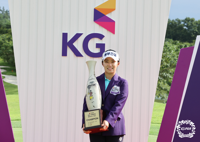 제10회 KG 이데일리 레이디스 오픈 우승 트로피 김수지 (사진 : KLPGA)