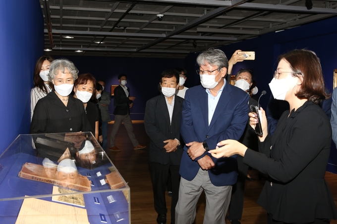 관람하는 유진섭시장(사진=정읍시청)
