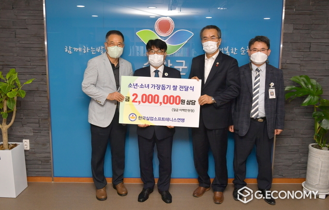 한국실업소프트테니스협회 이웃돕기 쌀 기탁(사진=순창군청)