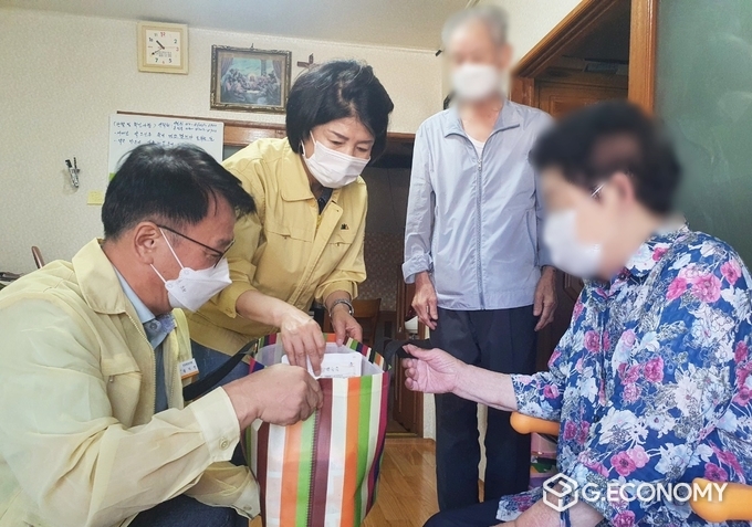 사진=나주시, 치매 어르신 인지재활 돕는 추석 선물꾸러미 전달