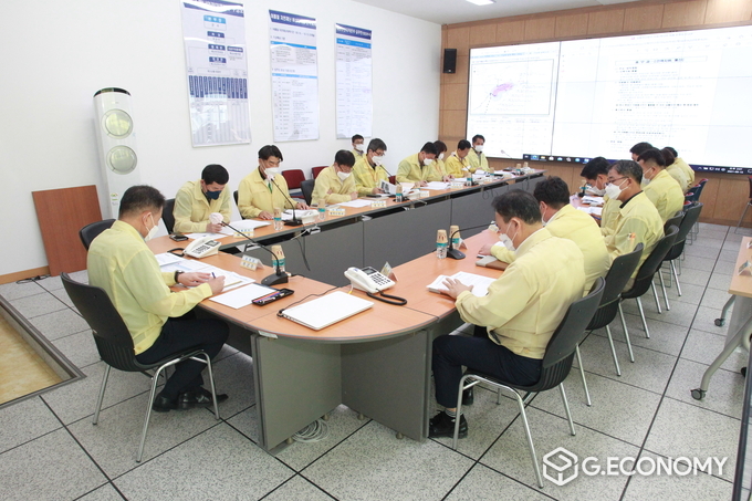 사진=화순군청 재난안전상황실에서 제14호 태풍 ‘찬투’ 상황판단회의 개최