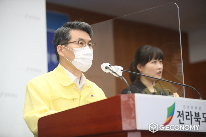 조봉업 행정부지사가 15일 도청 브리핑룸에서 추석연휴 '안전하고 편안한 명절보내기' 대도민 호소문을 발표하고 있다(사진=전북도청)