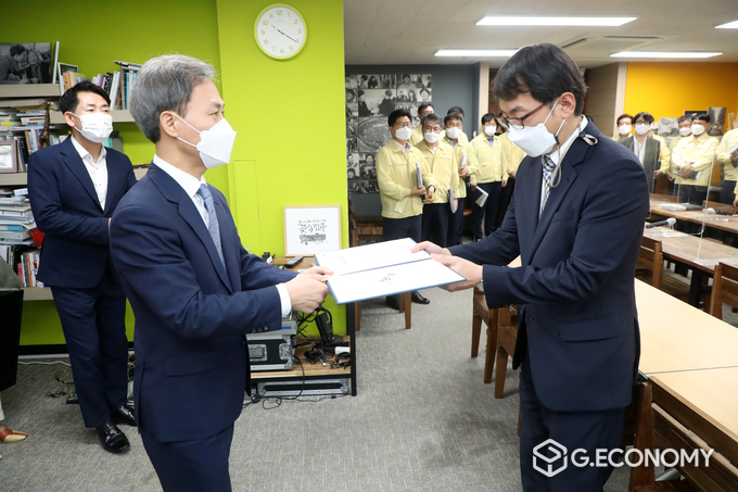 17일 김승수 전주시장이 신임 박형배부시장에게 사령장을 교부하고 있다. 사진=전주시청