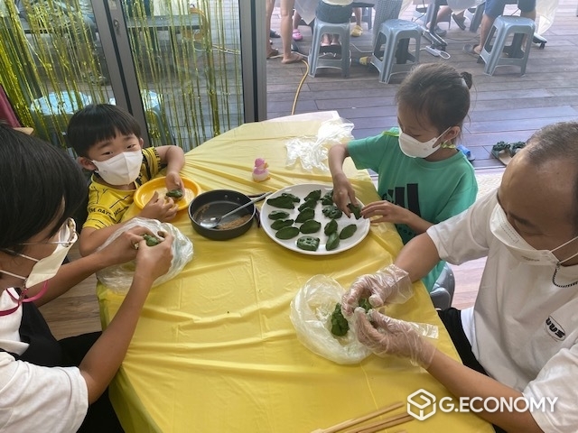 한가위를 맞이하여 송편을 빚는 가족 모습 (사진=임실군청)