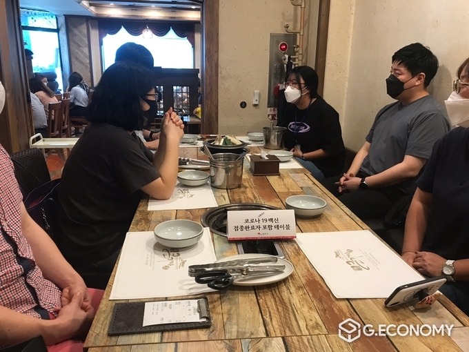 전주시내 한 음식전에 코로나19 백신접종 완료자가 포함된 테이블임을 표시하는 안내판이 놓여있다. 사진=전주시청