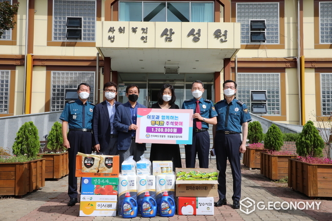 전북경찰청 경찰발전협의회원과 함께 아동보호시설 삼성휴먼을 방문 생필품을 전달(사진=전라북도 경찰청)