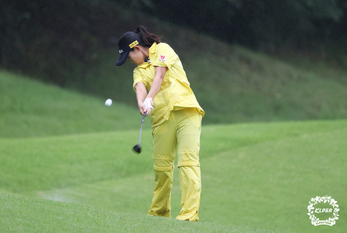 황유민 OK저축은행 박세리 INVITATIONAL 1R 8번홀 아이언 샷 