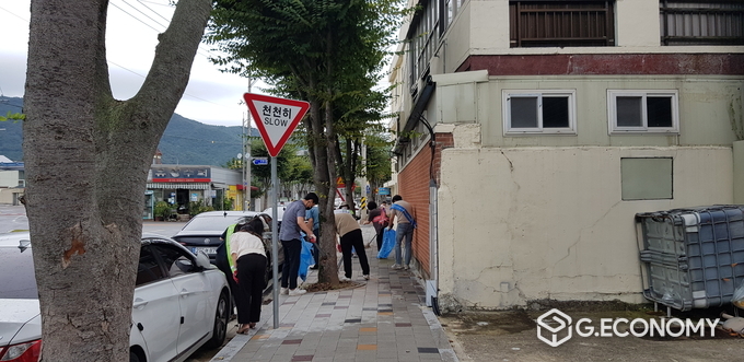 사진=화순군청 직원들이 추석맞이 화순읍 시가지 대청소 하는 모습
