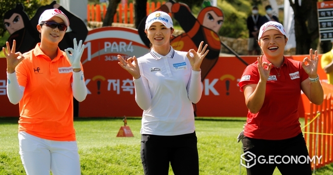김효주, 이가영, 장하나가 챔피언조의 1번홀 티샷을 마치고 같은 포즈를 보이며 이동하고 있다.