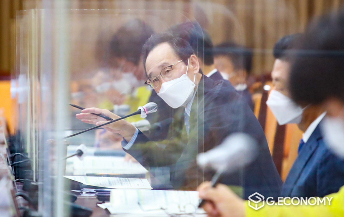 사진=27일 도청 종합상황실에서 송하진도지사를 비롯한 실국장들이 간부회의를 갖고 전북의 주요 정책과제 점검 및 대응방향을 모색하고 있다
